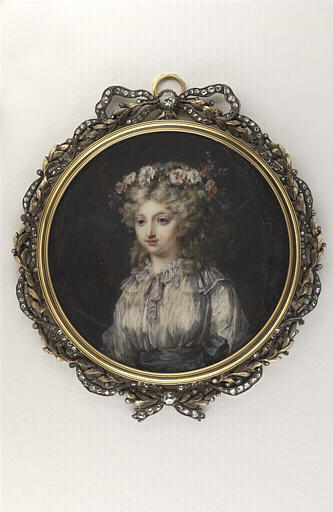 Portrait de jeune femme portant une couronne de roses_0