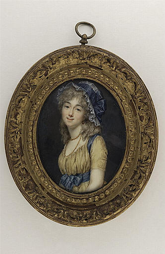 Portrait de jeune femme portant une robe souffre_0