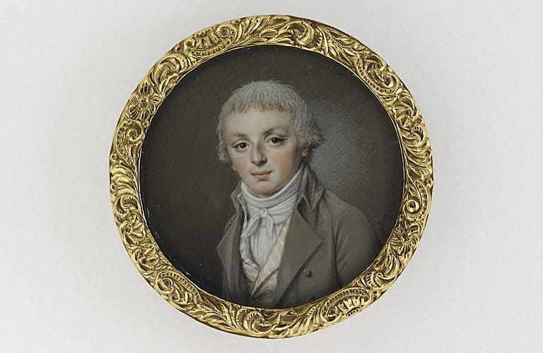 Portrait de jeune homme en costume gris et gilet à rayures_0