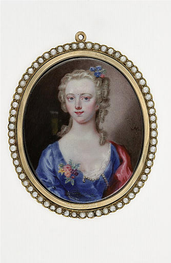 Portrait de jeune femme, à mi-corps_0