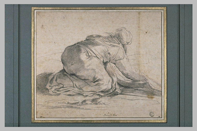 Figure de femme à genoux courbée, vue de dos_0