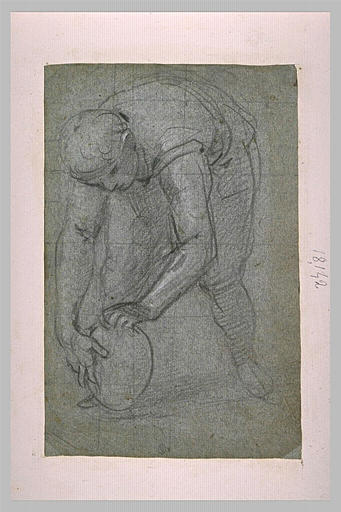 Jeune homme penché en avant, soulevant un vase_0