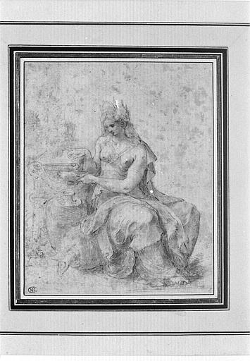 Une femme assise, couronnée, remplissant une lampe à huile_0