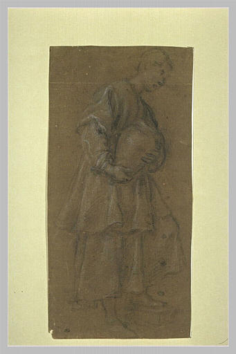 Jeune femme marchant et portant un vase_0