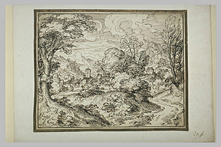 Vaste paysage boisé et montagneux, avec une bourgade derrière des arbres_0