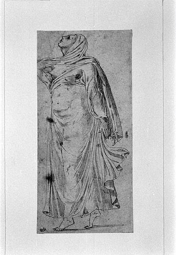 Sculpture antique représentant une femme drapée dansant_0