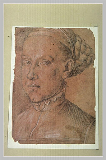 Portrait en buste de jeune femme, portant un chignon natté_0