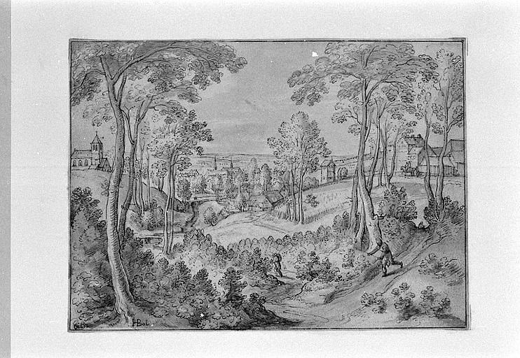 Paysage vallonné et boisé, avec une ville au second plan_0