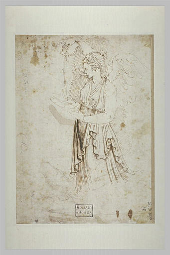 Femme ailée, drapée, versant de l'eau dans une coupe_0