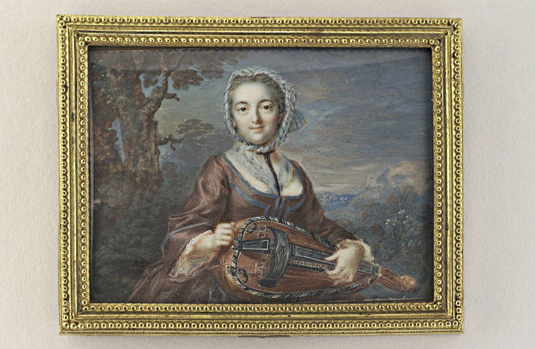 Jeune femme assise dans un paysage, jouant de la vielle_0