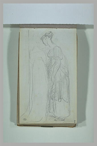 Femme debout près d'une figure esquissée_0