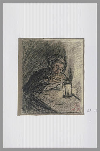 Femme, à mi-corps, derrière une table sur laquelle une lanterne est posée_0
