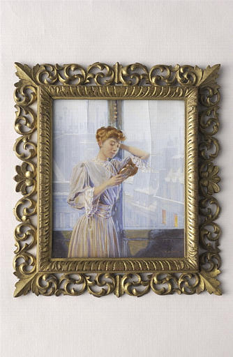 Jeune femme, debout, se regardant dans un miroir_0