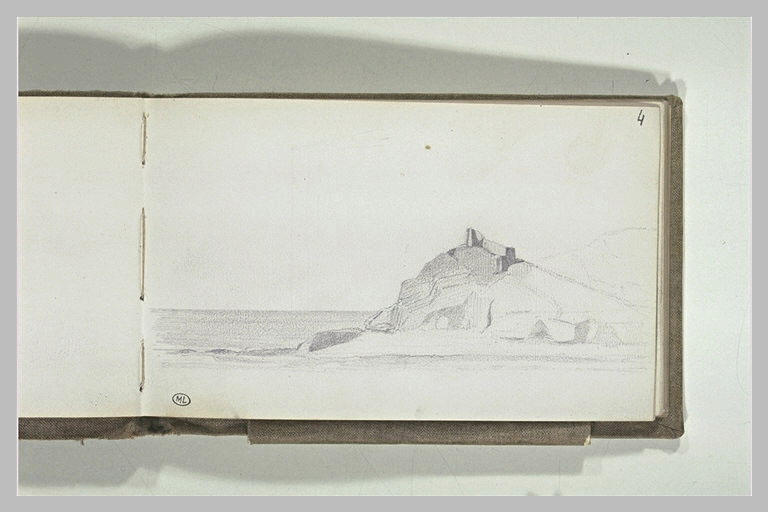 Promontoire rocheux en bord de mer_0