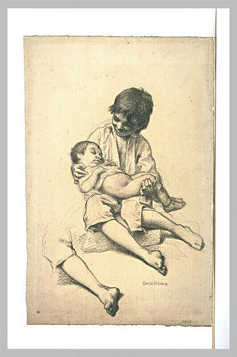 Jeune garçon assis sur le sol, de face tenant dans ses bras un enfant_0