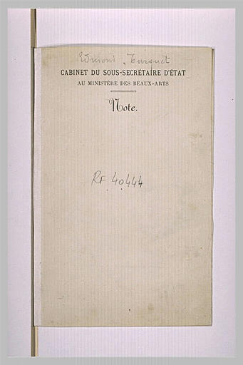 Jeune femme assise sur un canapé, lisant son journal_1