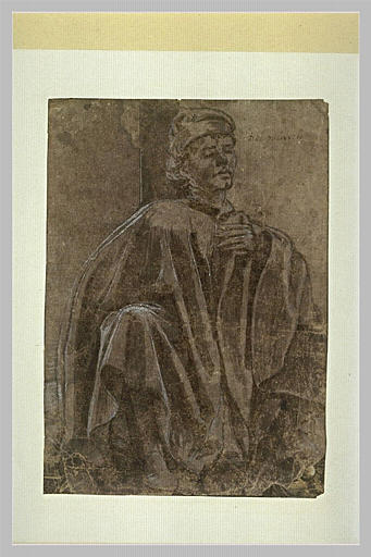 Homme coiffé d'un bonnet, drapé dans un grand manteau, assis à terre_0