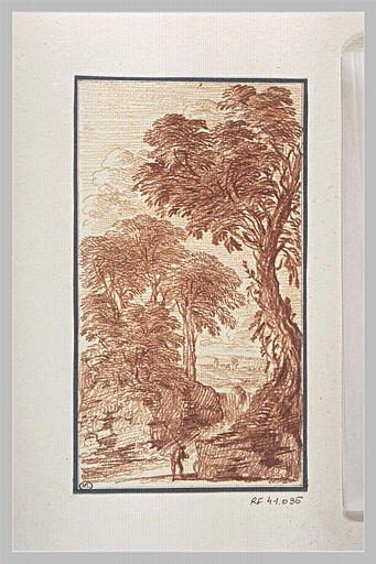 Figure sur un chemin entre des arbres_0