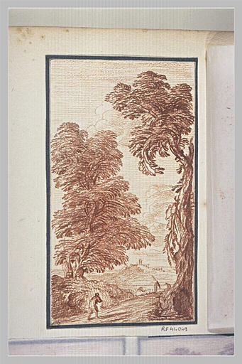 Figures sur une route bordée d'arbres_0