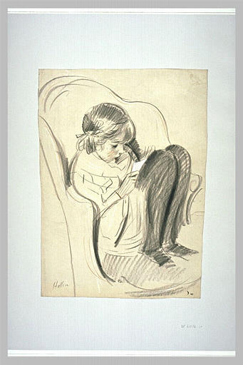 Paulette enfant, assise dans un fauteuil, recroquevillée_0