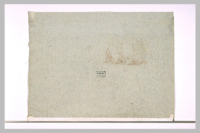 Figure étendue à terre, parmi des objets_0