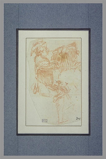 Musicien, assis, de profil vers la droite, soufflant dans une trompette_0