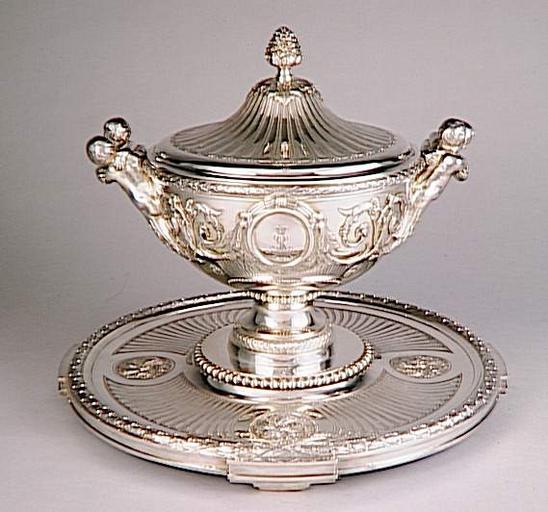 Service du roi d'Angleterre George III : Pot à oille avec ses couvercle, doublure et plateau, d'une paire_0