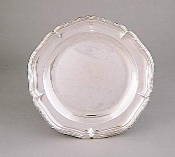 Service du roi d'Angleterre George III : Grand plat rond, d'un ensemble de six_1