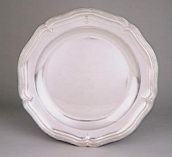 Service du roi d'Angleterre George III : Grand plat rond, d'un ensemble de six_0