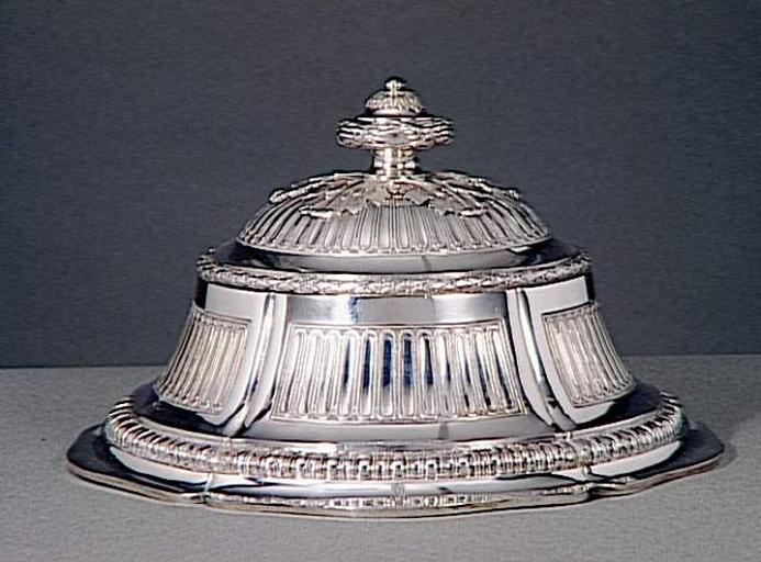 Service du roi d'Angleterre George III : cloche circulaire, d'un ensemble de quatre_1