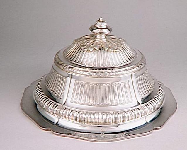 Service du roi d'Angleterre George III : cloche circulaire, d'un ensemble de quatre_0