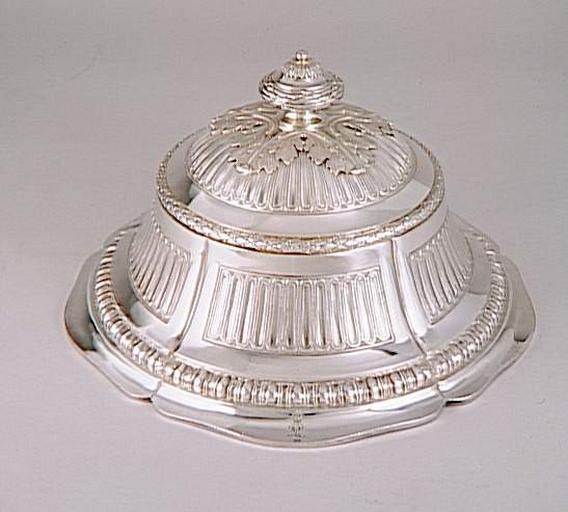 Service du roi d'Angleterre George III : grande cloche circulaire, d'une paire_0