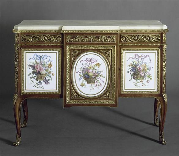 Commode à trois vantaux ornée de 5 plaques en porcelaine_0