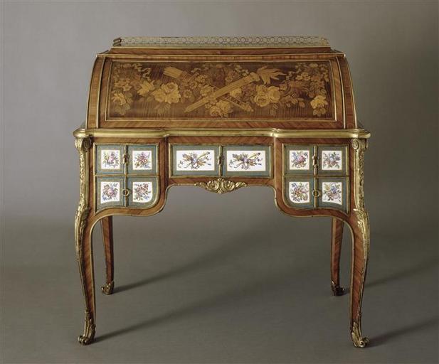 Secrétaire à cylindre orné de 26 plaques en porcelaine_0