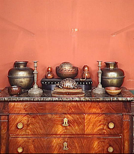 Appartement de Gustave Moreau : un crâne dans une coupe, une tortue naturalisée et divers objets posés sur la commode en acajou de la galerie du 1er étage, aménagée entre 1896 et 1898_0
