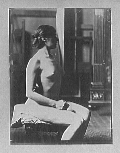 Modèle féminin assise dans l'atelier de Gustave Moreau_0