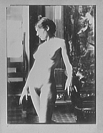 Modèle féminin debout dans l'atelier de Gustave Moreau_0