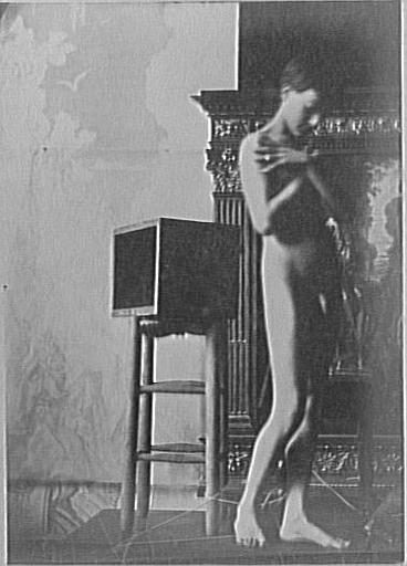 Modèle masculin dans l'atelier de Gustave Moreau : pose les bras croisés_0