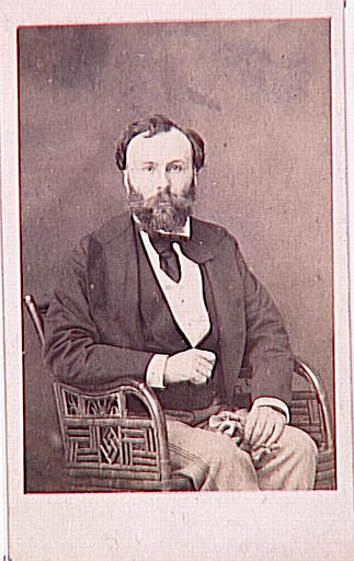 Portrait de Gustave Moreau assis dans un fauteuil en bambou_0