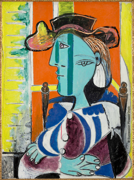 Femme assise aux bras croisés_0