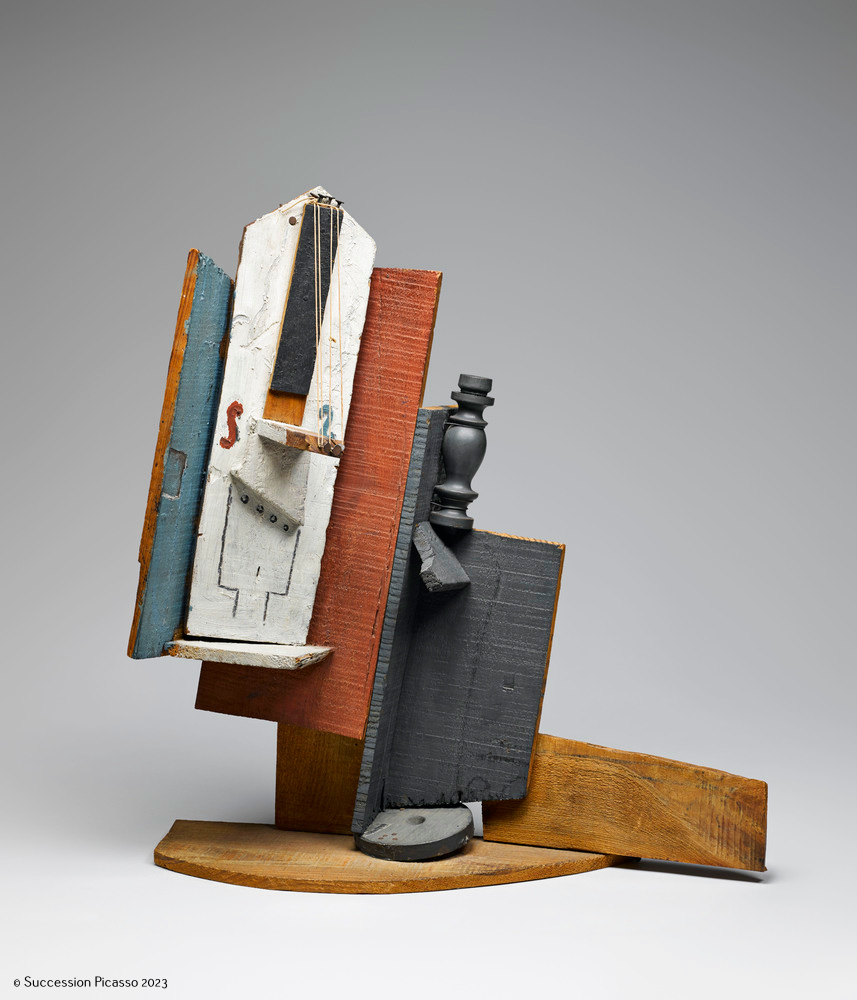 Violon et bouteille sur une table_0