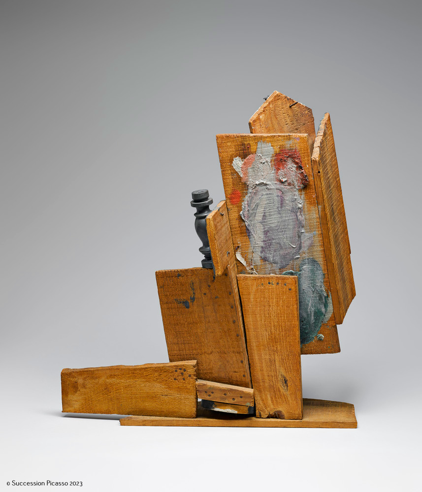Violon et bouteille sur une table_1