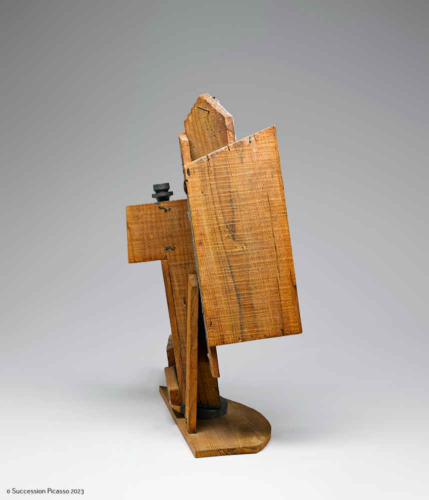 Violon et bouteille sur une table_2