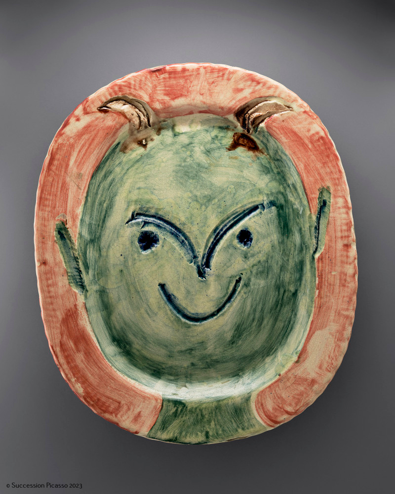 Plat rectangulaire décoré d'une tête de faune au recto et d'un décor de fleurs au verso_0