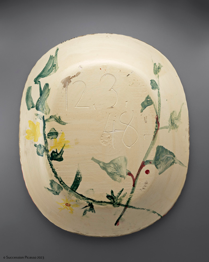 Plat rectangulaire décoré d'une tête de faune au recto et d'un décor de fleurs au verso_1