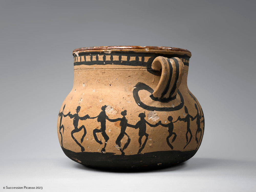 Pignate décorée d'une farandole et de personnages portant une colombe géante_2