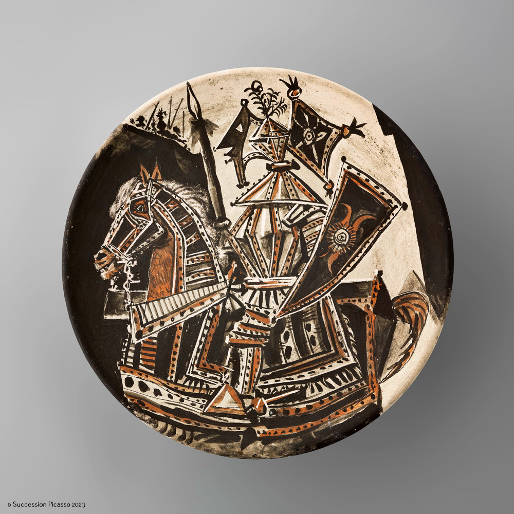 Assiette décorée d'une scène de tournoi figurant un cavalier en armure_0