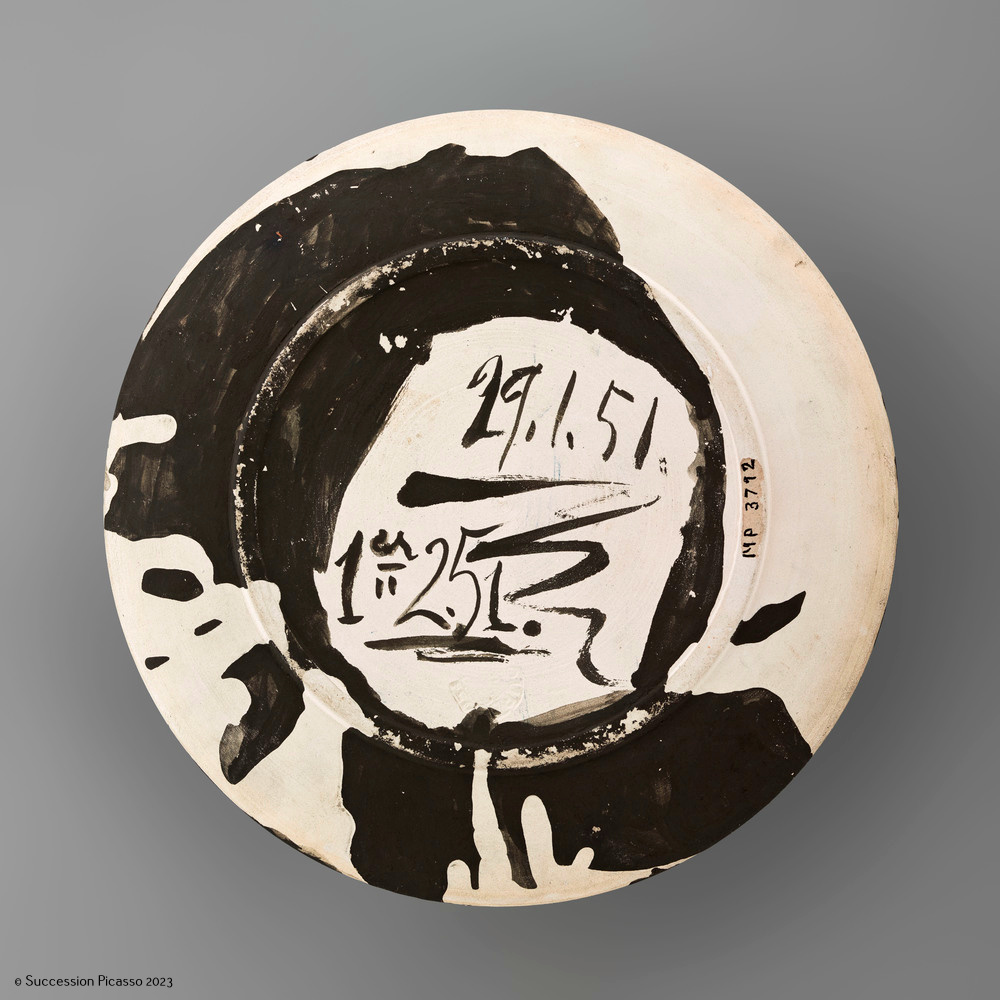 Assiette décorée d'une scène de tournoi figurant un cavalier en armure_1