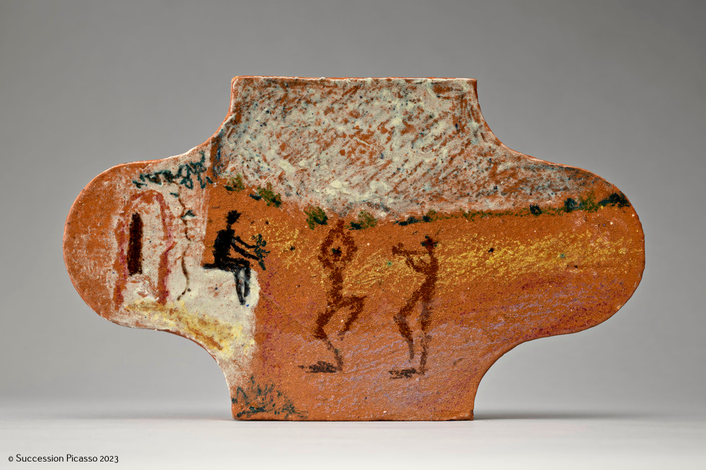 Tomette décorée d'un musicien, un danseur et un spectateur au recto et d'un musicien et un danseur avec une chèvre au verso_0