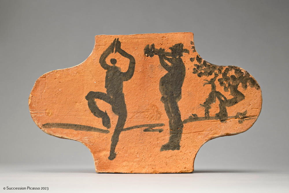 Tomette décorée d'un musicien, un danseur et un spectateur au recto et d'un musicien et un danseur avec une chèvre au verso_1
